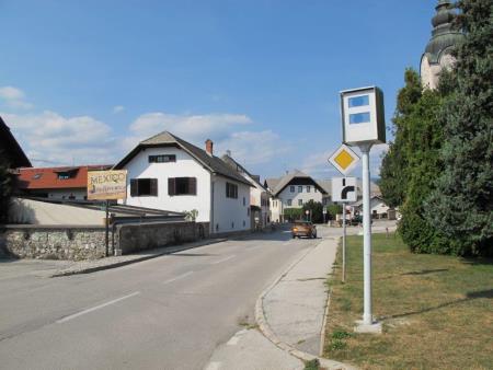 Ohišje radarskega merilnika pri leški osnovni šoli